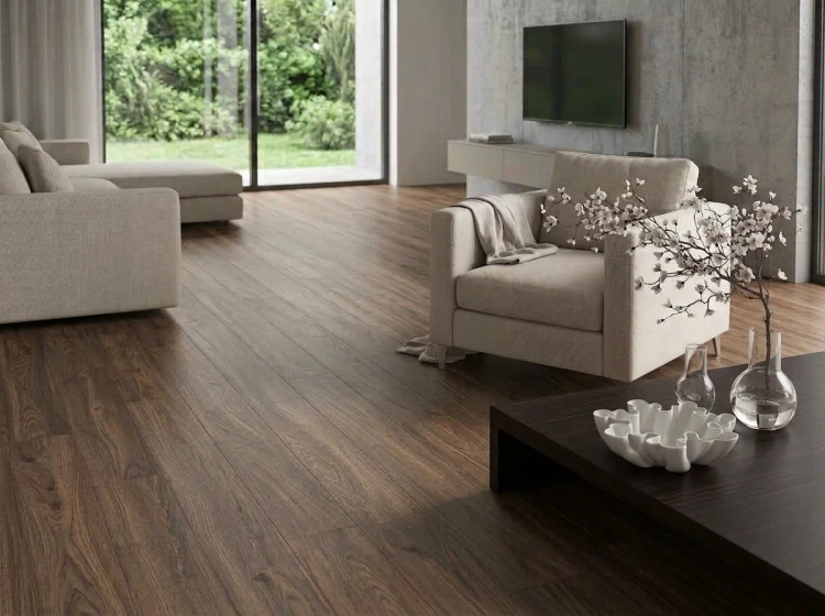 CORTINA AVANA 20x120 na podłodze w nowoczesnym wnętrzu z dużym przeszkleniem i naturalnym światłem