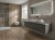 Brązowy gres drewnopodobny CORTINA AVANA 20x120 w nowoczesnej łazience.