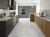 Jasny gres ISEA PEARL 60x120 w nowoczesnej kuchni z ciemną i drewnianą zabudową