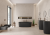 BERGAMO MARFIL MAT 60x120 Prissmacer – jasny gres w nowoczesnym wnętrzu łazienkowym z ciemną ceramiką łazienkową oraz miedzianą armaturą.