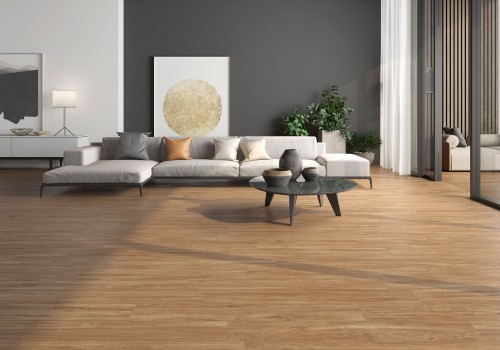 Jasny salon z białą kanapą narożną i posadzką wykończoną gresem drewnopodobnym ALESSANDRIA CAMEL 20x120