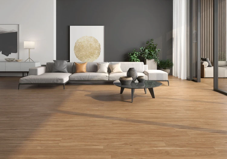 Jasny salon z białą kanapą narożną i posadzką wykończoną gresem drewnopodobnym ALESSANDRIA CAMEL 20x120